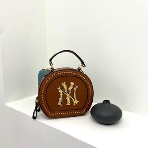 SALE🚨. Brown NY crossbody bag